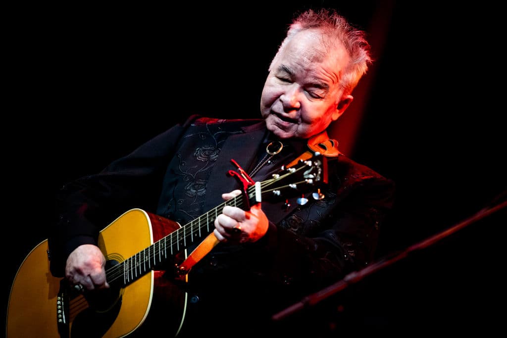 John Prine, famoso cantante y cantautor, falleció a los 73 años por complicaciones de la COVID-19, el 7 de abril.