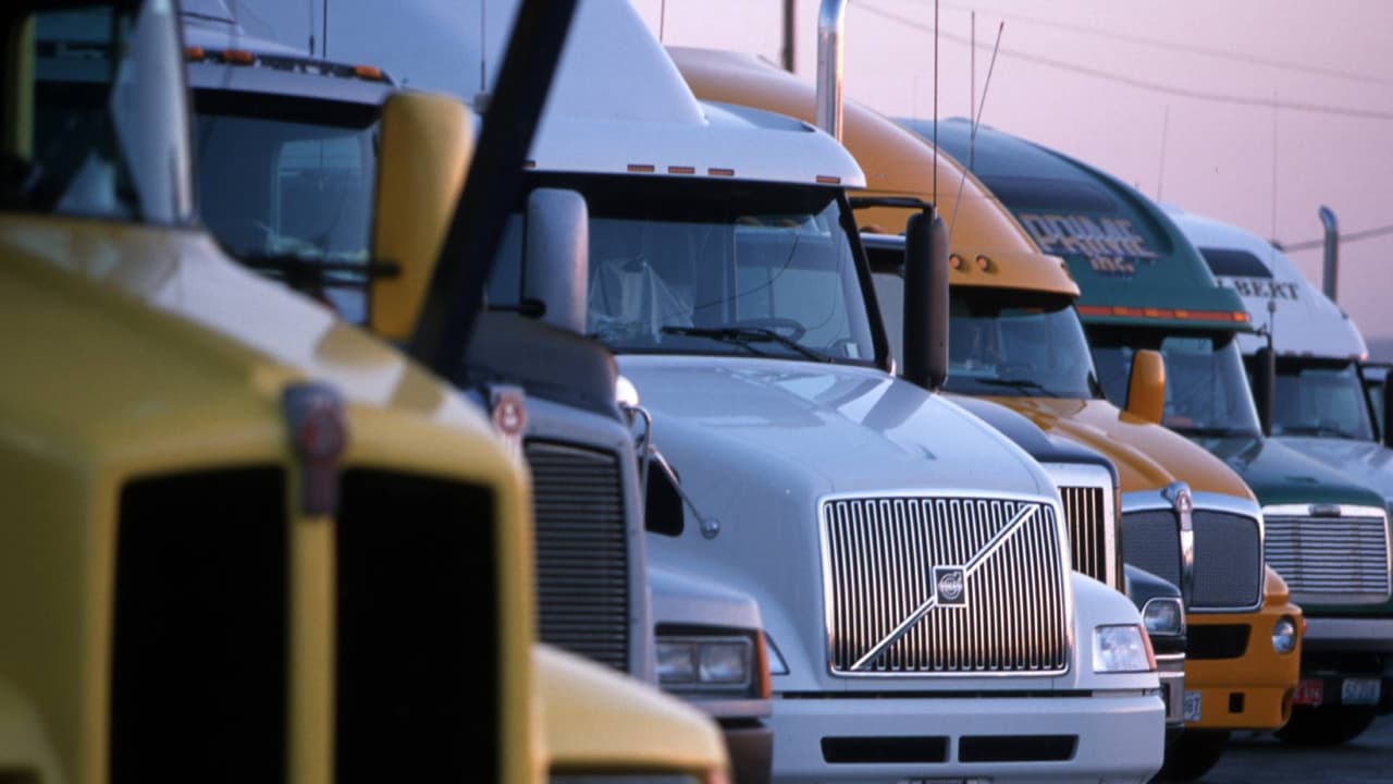 Nuevas reglas del DOT prohíben licencias comerciales a conductores indocumentados en Estados Unidos