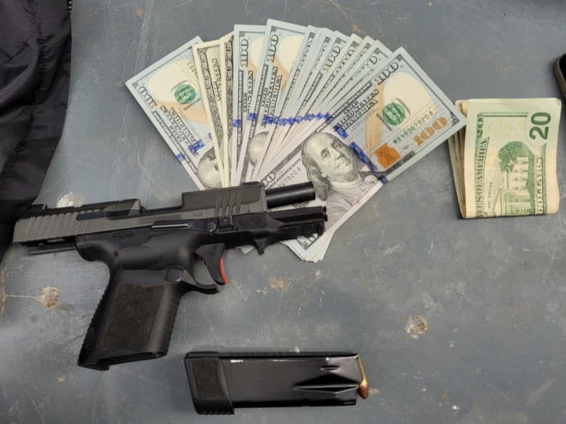 Agentes del Sector Tucson se continúan encontrando con contrabandistas armados. Un hombre fue detenido conduciendo una SUV cerca de Sasabe, Arizona. con seis inmigrantes. Ambos contrabandistas fueron arrestados y los agentes incautaron un arma de fuego cargada y dinero.