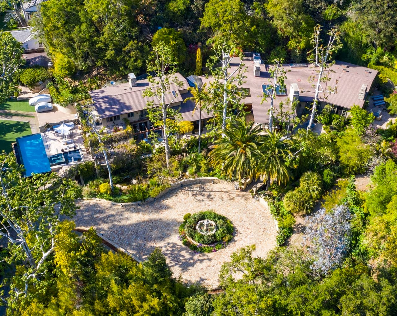 Se trata de esta residencia que 
<b>se ha puesto a la venta por 42.5 millones de dólares,</b> de acuerdo con información del portal de la revista People de este miércoles 1 de febrero.