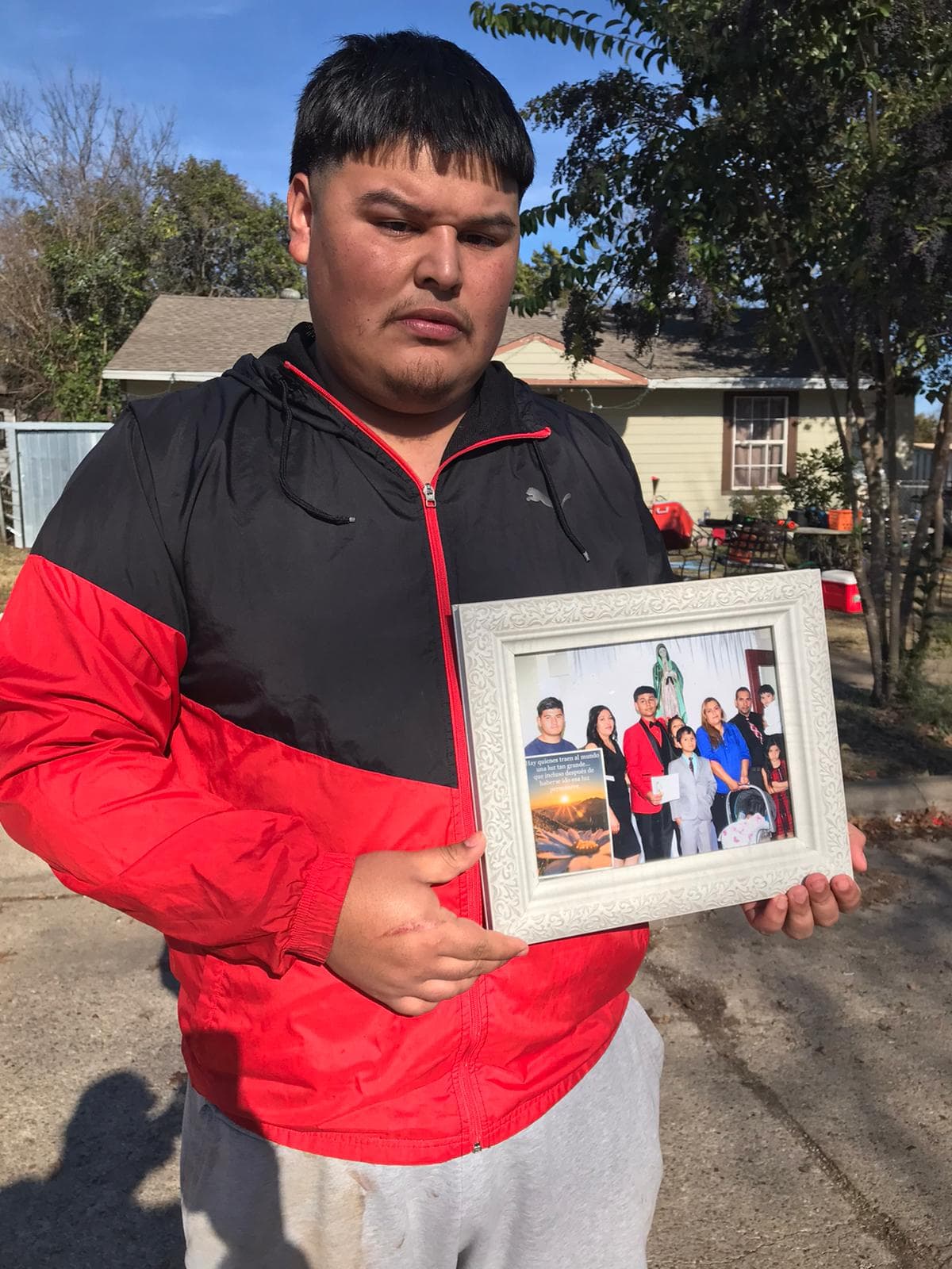 Su hermano mayor conducía el auto cuando fue impactado por el hombre que se pasó el alto.