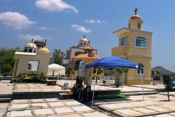 El 'narcocementerio' cuenta con mausoleos de dos o tres niveles construidos con mármol, adornos de oro y piedras preciosas. Uno de ellos tiene línea telefónica, y otro cuenta con equipo de sonido y aire acondicionado.