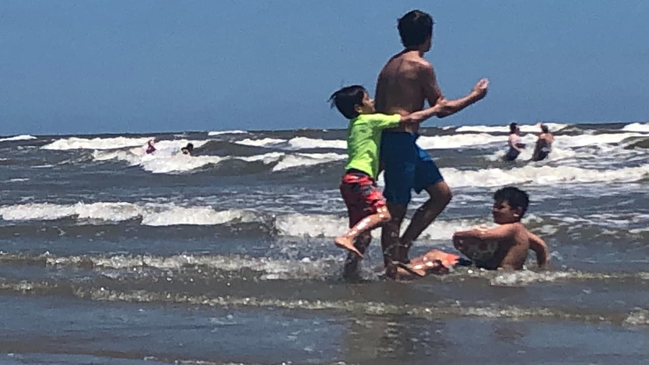 Muchos de los asistentes aprovecharon el día soleado para salir por primera vez desde que inició la cuarentena.