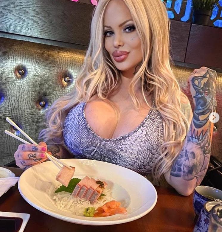 Esta afección resultó principalmente por inyectarse bótox cada semana, según explicó en entrevista con 'Fórmula dominical'. "Me dijeron que tenía una parálisis en la cara, de hecho a veces, se me traba la boca, no puedo hablar bien", expresó.