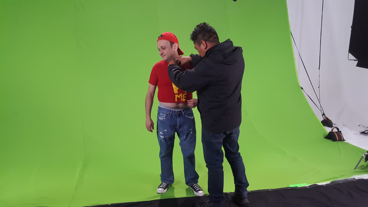 Como toda una estrella le colocaron un micrófono oculto.