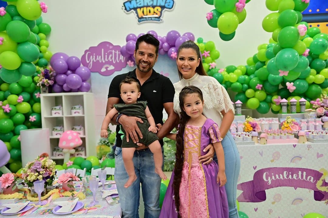 Con la llegada de Giulietta, sus dotes de organización de eventos despertaron y junto a marcas aliadas (la mayoría latinas) ha podido hacer realidad las ideas más creativas que cruzan por sus pensamientos . Aquí vemos a la familia Martínez Gámez posando para la foto familiar ante el lente del fotógrafo Jesús Pérez en el cumpleaños número 4 de su hija mayor.