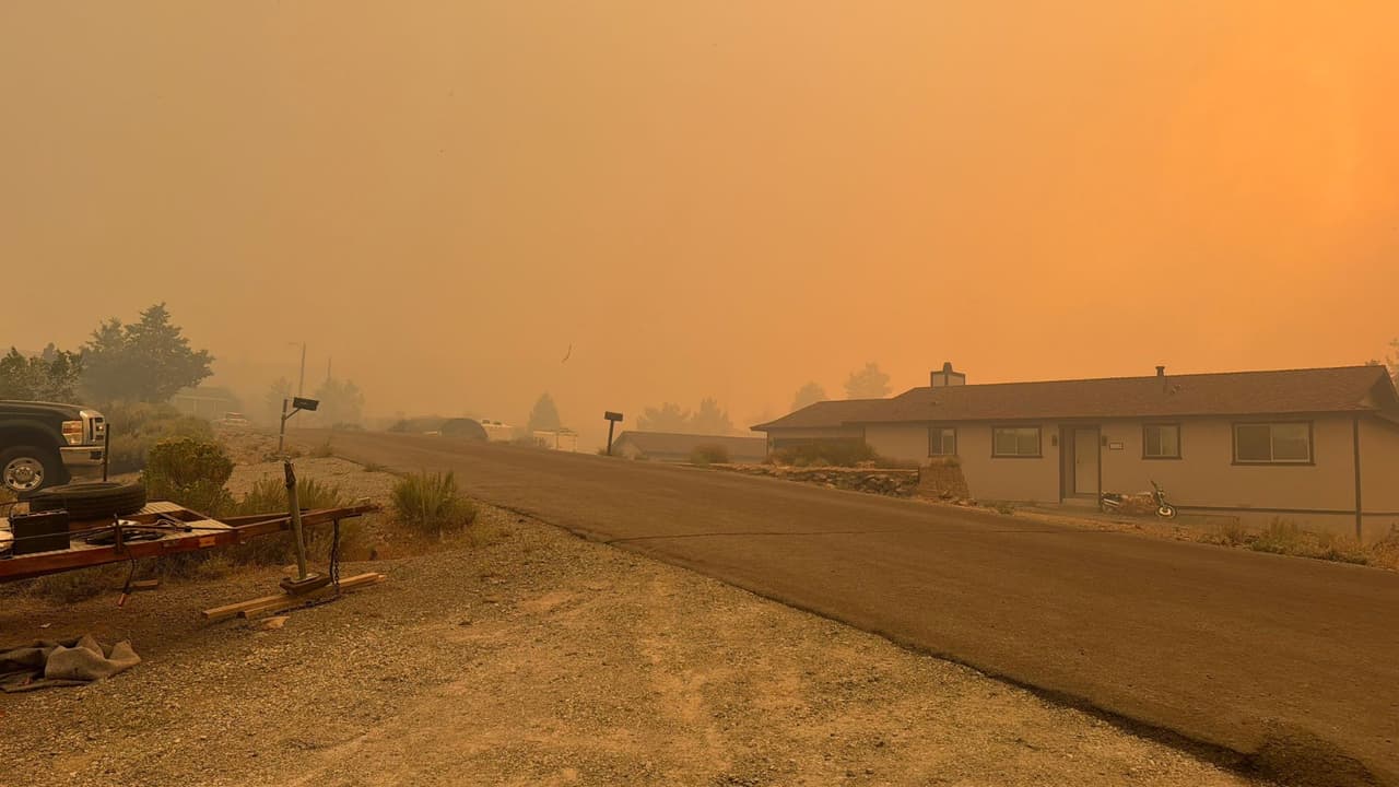 Incendio forestal Hawk: Así se ve la emergencia en Reno, Nevada; residentes duermen a un costado de la autopists