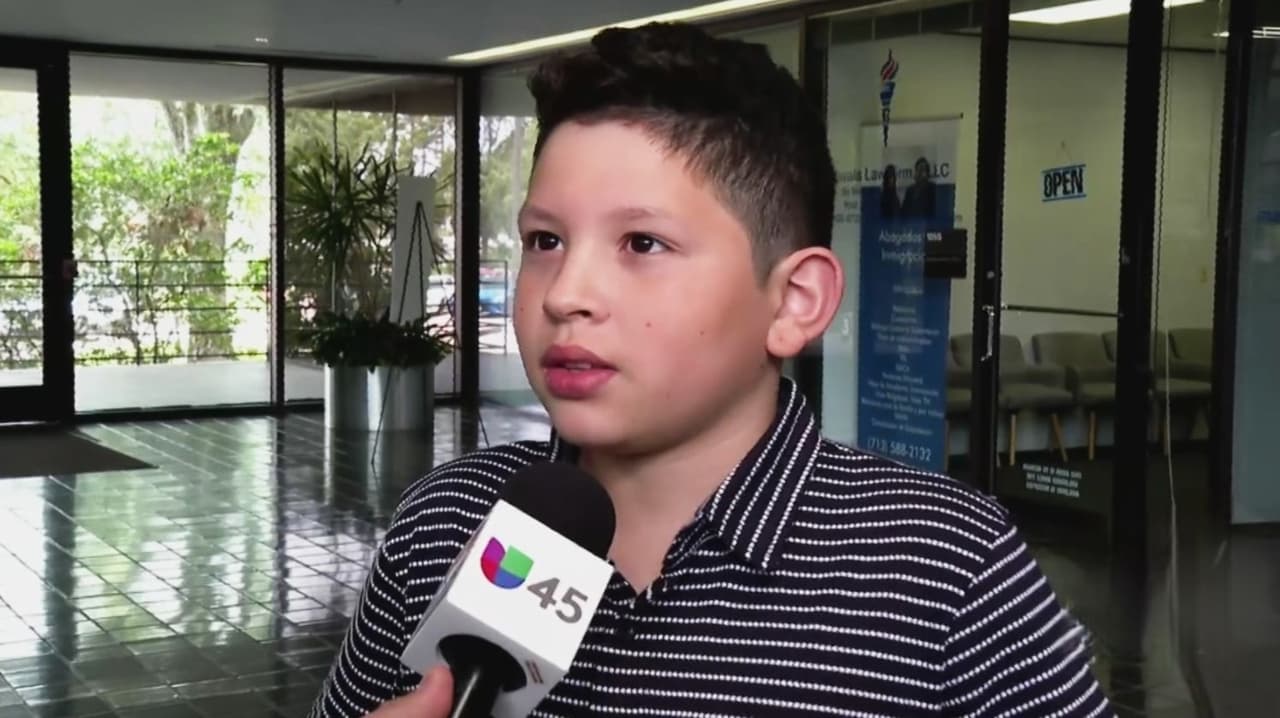 Niño inmigrante de 10 años enfrenta la corte solo en Houston mientras juez rechaza su deportación a un tercer país