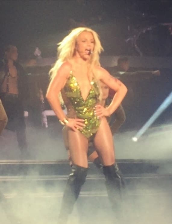 Britney tiene un sex appeal capaz de provocar infartos en el mundo entero. Así regresó a Las Vegas, enseñando pierna y mucho escote... Y es que no es para menos, últimamente nos ha dejado con la boca abierta con cada una de las imágenes que publica en redes sociales.