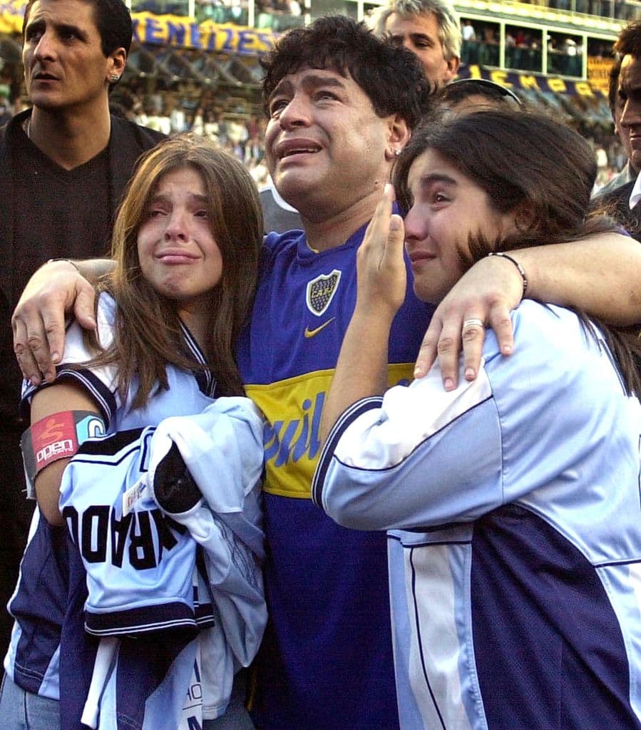 Diego y sus hijas, Dalma Nerea y Giannina Dinora, durante un homenaje al astro en La Bombonera en 2001.