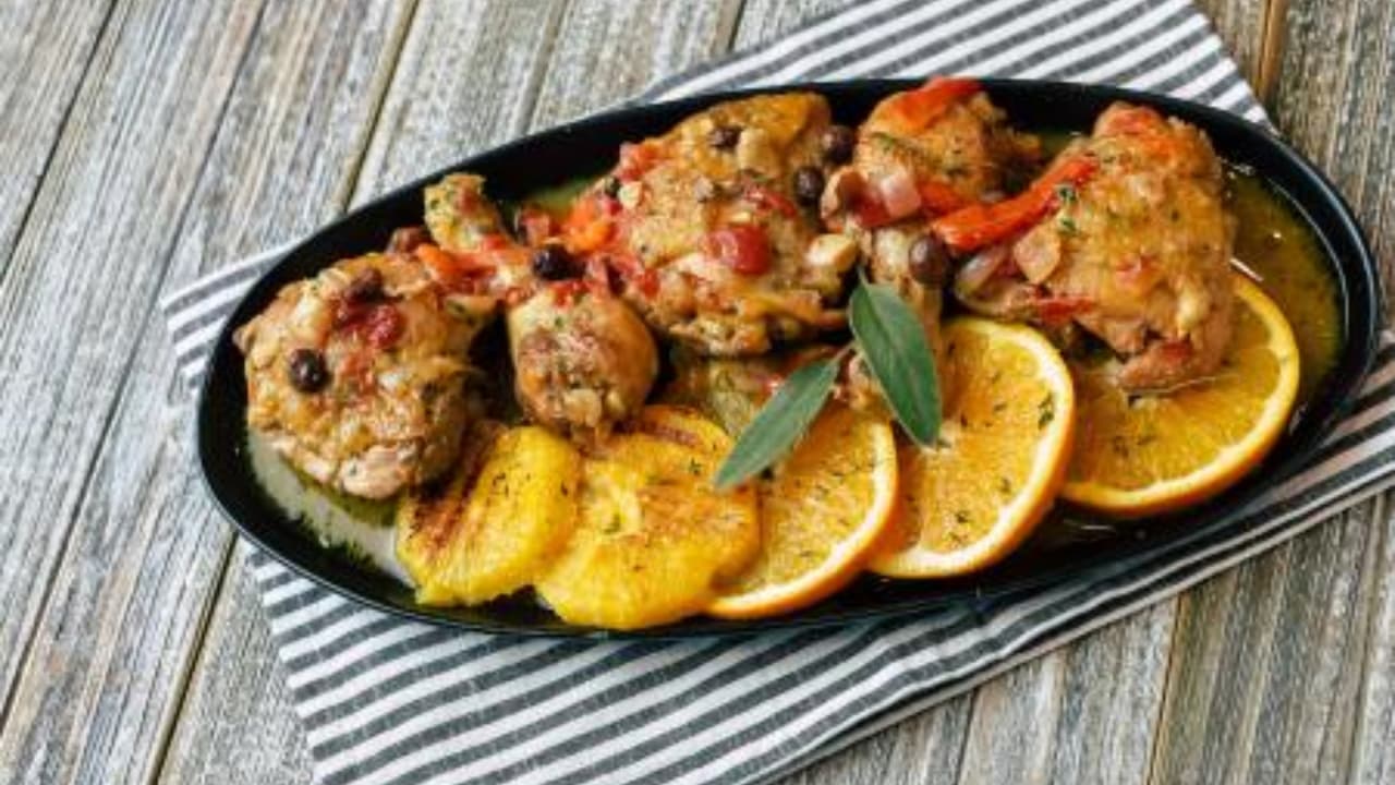 <b><i>SALUD</i></b>
<br>Buen día para darle la oportunidad al pollo como proteína, los alimentos agridulces pueden hoy estar en un muy buen momento, por ello estarías consumiendo como sugerencia un pollo a la naranja, a la ciruela o envinado. Pareciera ser que son platillos muy complicados, pero en realidad no lo son, aportarían una nueva sazón a tu paladar.
<br>