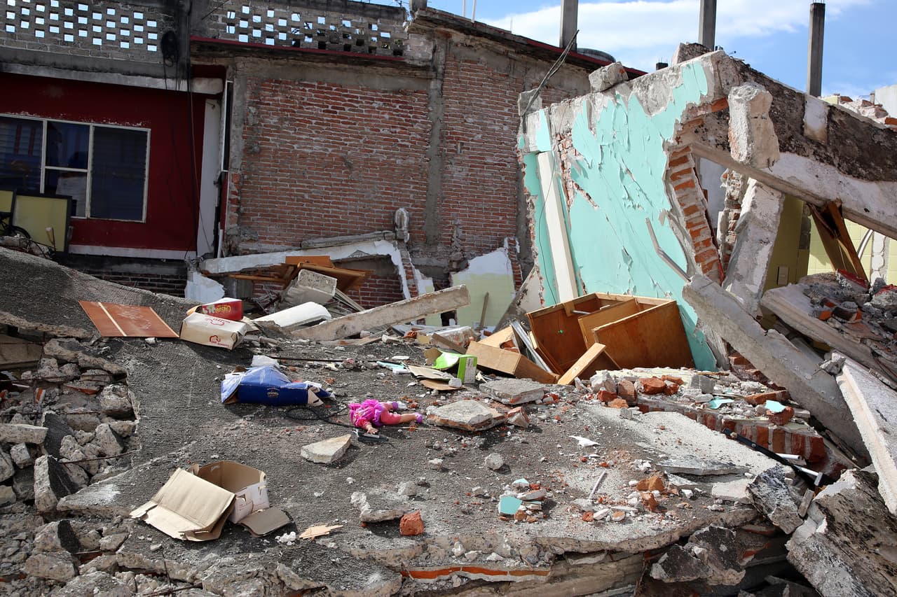 Uno de los barrios más afectados por el sismo fue la Unidad El Higuerón, donde algunas viviendas se desplomaron por completo.