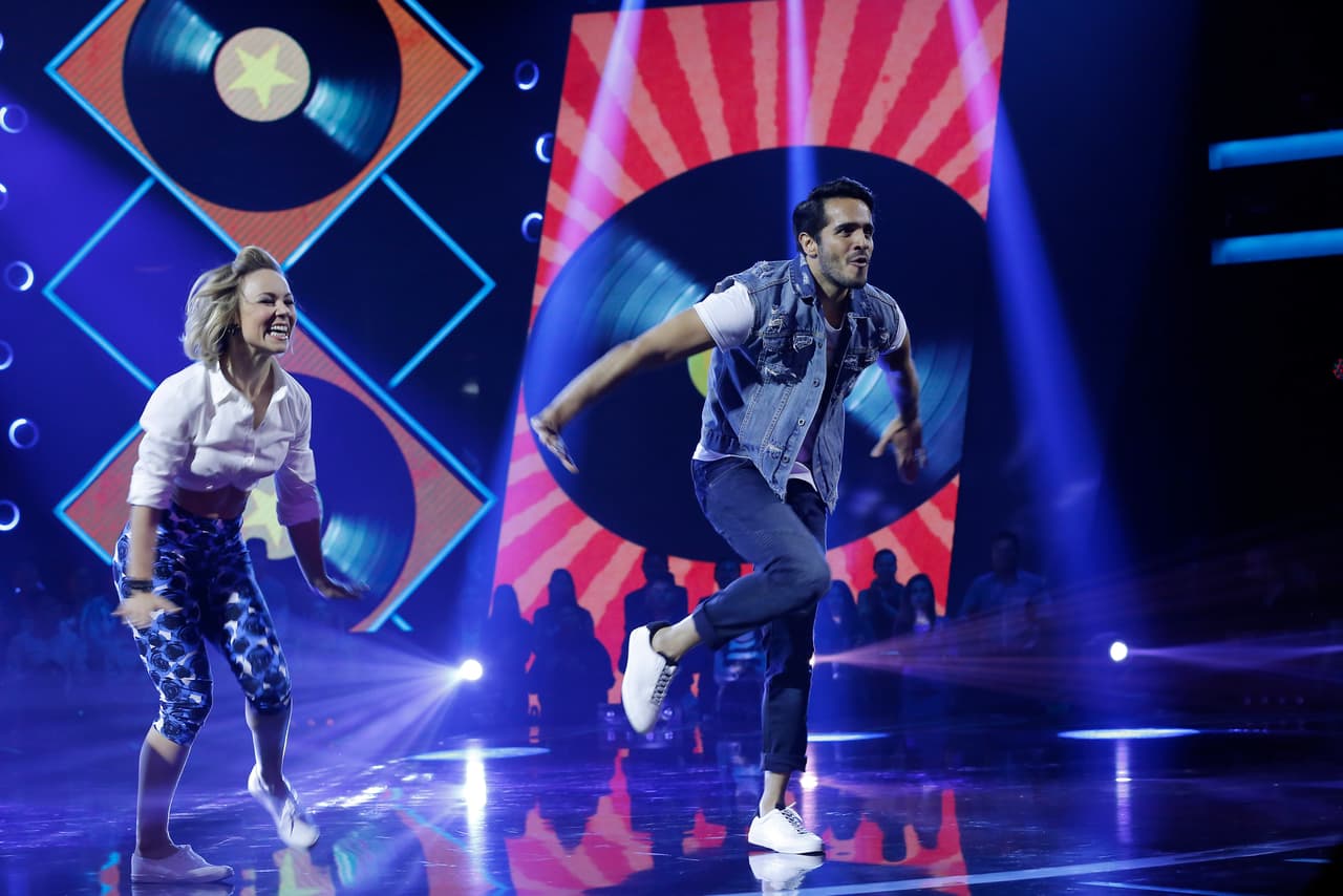 El actor y cantante Ektor Rivera presentó, durante la primera gala de Mira Quién Baila,
<a href="http://www.univision.com/shows/mira-quien-baila/ektor-rivera-no-solo-bailo-sino-que-tambien-canto-sobre-el-escenario-video">un baile boogie.</a>