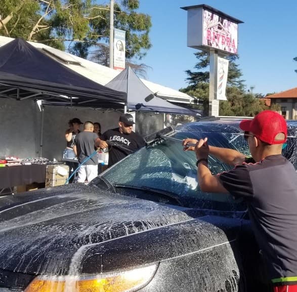 Juan Rivera invitó a todos los vecinos de Corona, California para que llevaran sus autos a lavar en el carwash que se montó para ayudar a los hermanos mexicanos y puertorriqueños en desgracia.