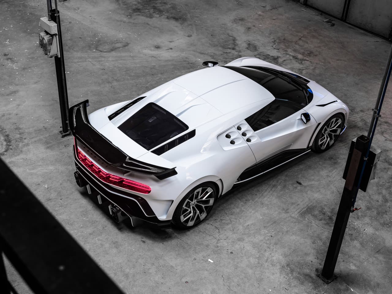 El Bugatti Centodieci monta el mismo W16 de 8.10 litros y cuatro turbos que llevan sus hermanos
<a href="https://www.univision.com/noticias/a-bordo/bugatti-chiron-prueba-a-bordo-completa-video" target="_blank">Chiron</a>,
<a href="https://www.univision.com/noticias/superautos/40-personas-pagaron-mas-de-58-millones-por-cada-uno-de-estos-carros-video" target="_blank">Divo</a> y
<a href="https://www.univision.com/carros/ginebra-2019-bugatti-la-voiture-noire-el-carro-que-nunca-tendras-o-veras-fotos" target="_blank">La Voiture Noire</a>, con la diferencia que en esta exclusiva edición es capaz de generar 1,600 HP a 7,000 rpm.