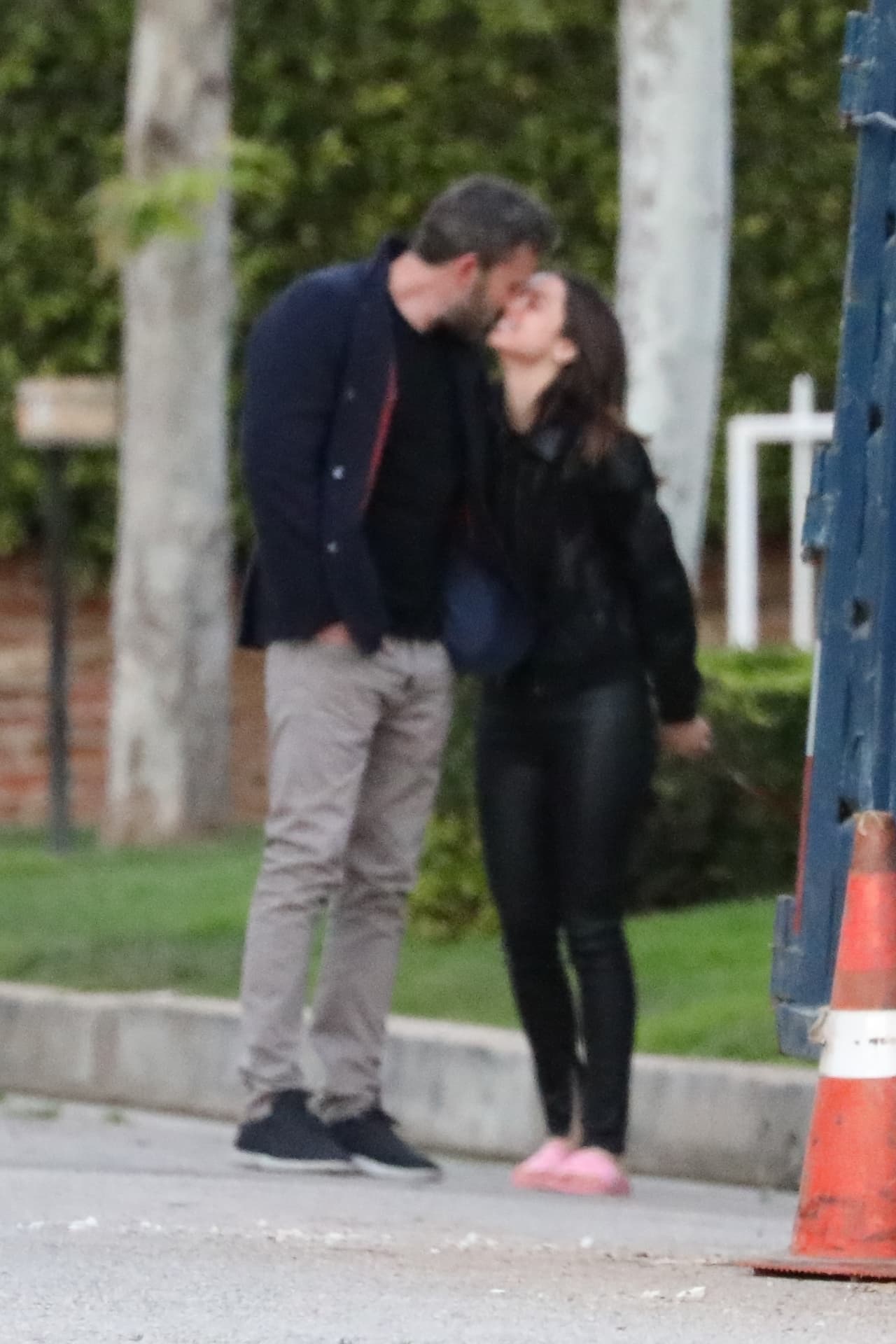 A pesar de la contingencia, los protagonistas de la cinta 'Deep water' prefieren demostrarse su amor a manos llenas.