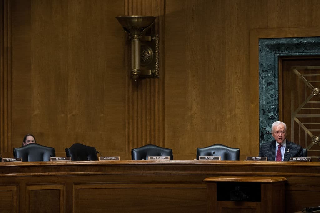 Los republicanos pasan la aplanadora a los demócratas para confirmar nominados de Trump