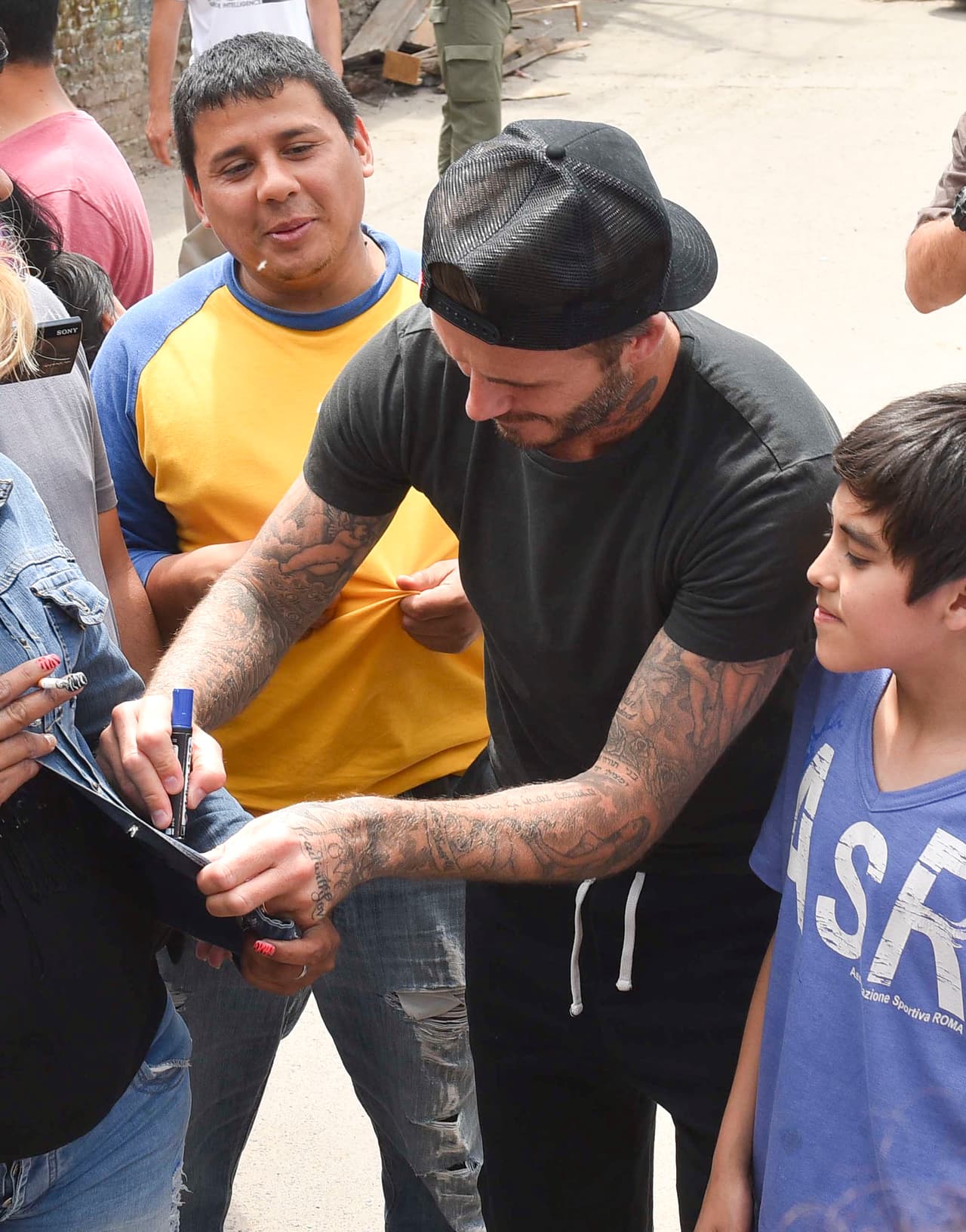 "Estuvo unas dos horas. Saludó a la gente, y jugó al fútbol con los chicos. Nosotros acá tenemos el equipo de la iglesia, Madres del Pueblo, y jugó con ellos", dijo Villero Morelli, cura de este lugar, reportó el sitio canchallena.com.