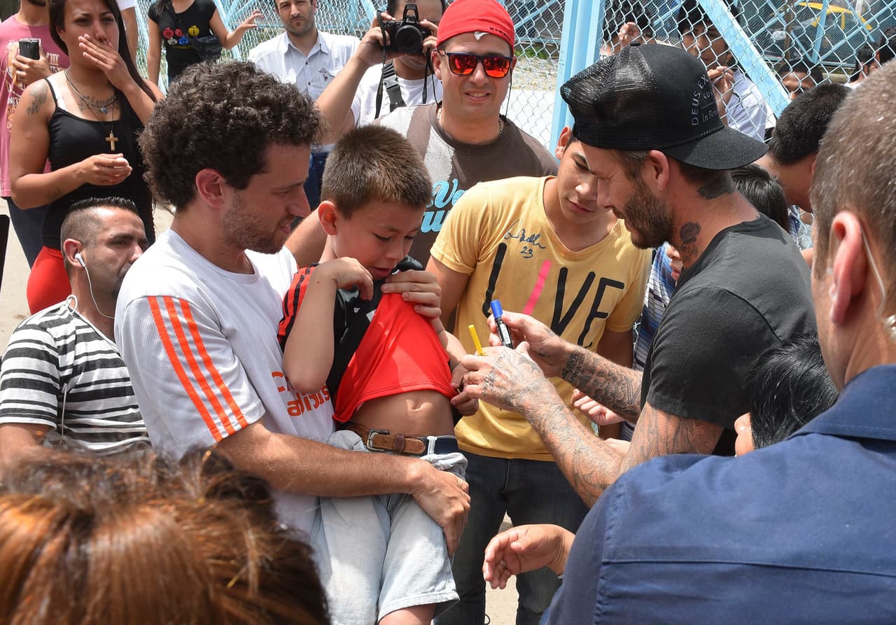 La gente se acercó a Beckham para tomarse fotos y pedirle algunos autógrafos.