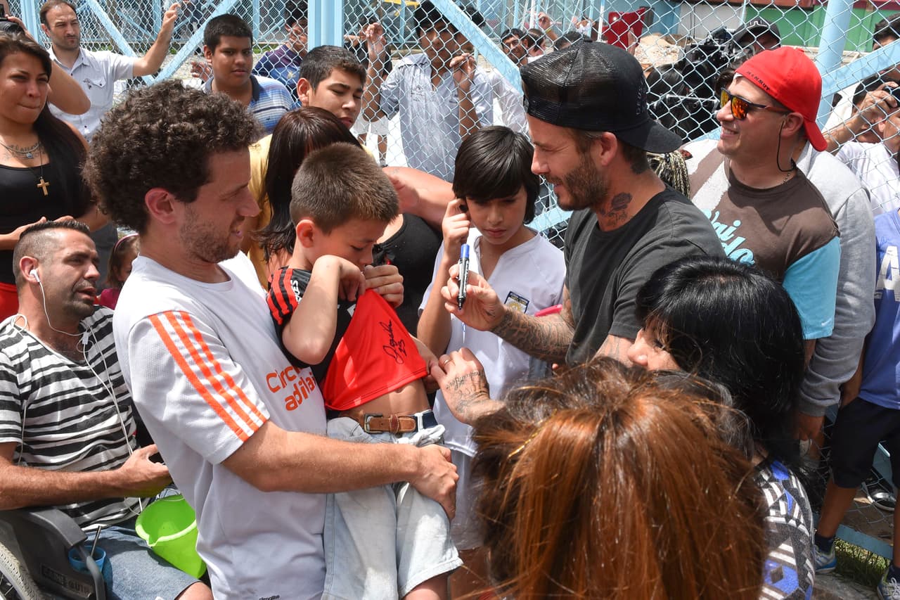 Beckham viajó a Argentina y visitó la Vlla 1-11-14, en donde fue recibido con los brazos abierto y con mucho amor.