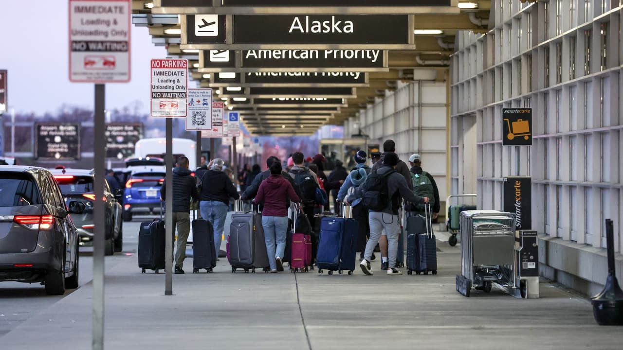 Preocupación de viajeros en el Aeropuerto Reagan en inicio de temporada por el Thanksgiving