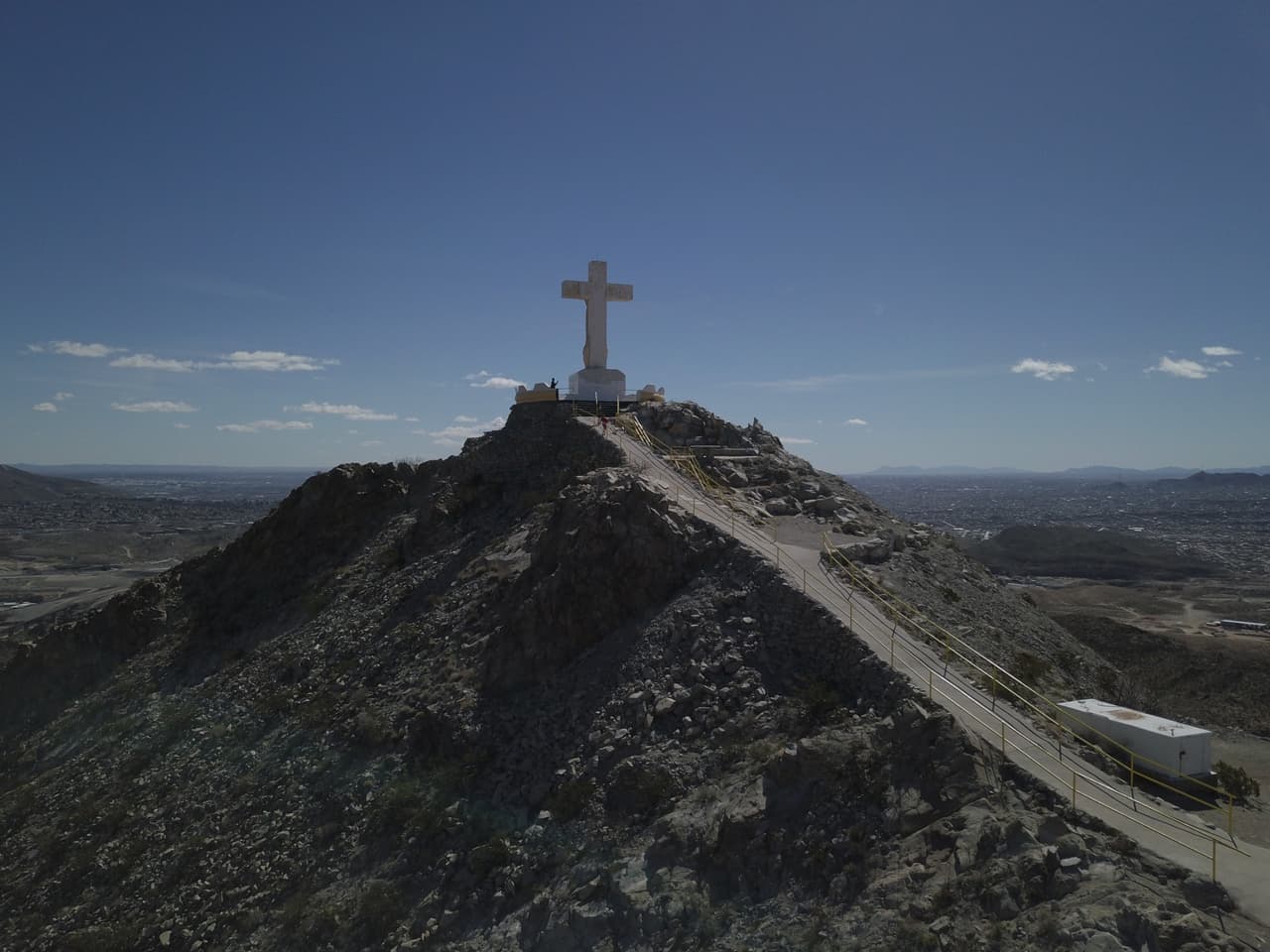 La montaña del Cristo Redentor en Sunland Park, Nuevo México, forma un muro fronterizo natural entre México y Estados Unidos. A pesar de su difícil geografía y el frío de la primavera, muchos inmigrantes usan sus senderos para cruzar.