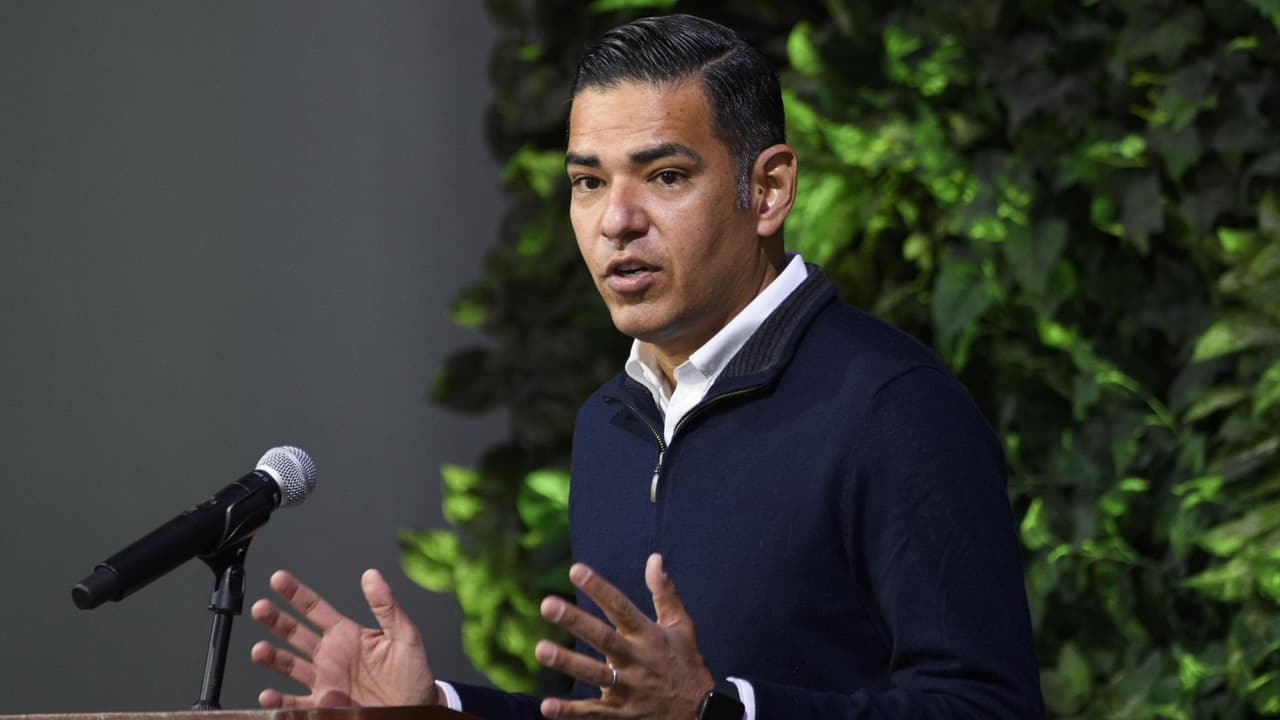 “Nunca ha habido un inmigrante gay en la historia del Congreso”: Robert García, elegido por el Distrito 42