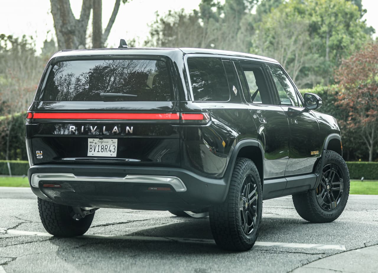 Se trata de una SUV Rivian R1S 2022, valuada en 100 mil dólares, según informa la citada agencia. 
<br>