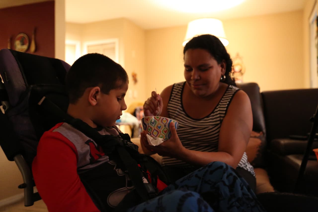 "La vida con Jason no es fácil: hay que estar detrás de él en todo momento, no sabes cuándo se puede lastimar. Mientras más crece, más fuerza tiene. Pero también es mi mayor motivación; lo doy todo para que esté bien cuidado".