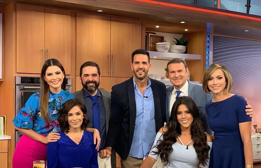 Este martes 2 de abril se conmemora el Día Mundial de Concienciación sobre el Autismo, por lo que los conductores del show incluyeron el color azul en su vestimenta, mismo que representa al movimiento.