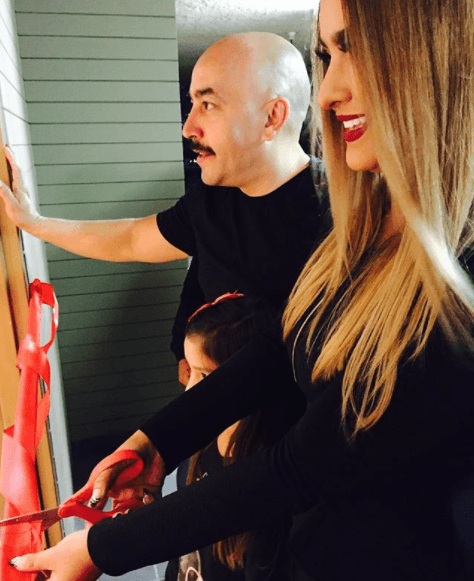 Así fue el momento en que Lupillo acompañó a su esposa en la inaguración de "Drama Queen Makeup Academy".