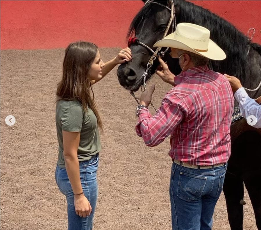 De hecho, cuando leyó el guion de la telenovela conoció que su personaje tendría una vida campirana y estaría rodeada de caballos. 
<br>