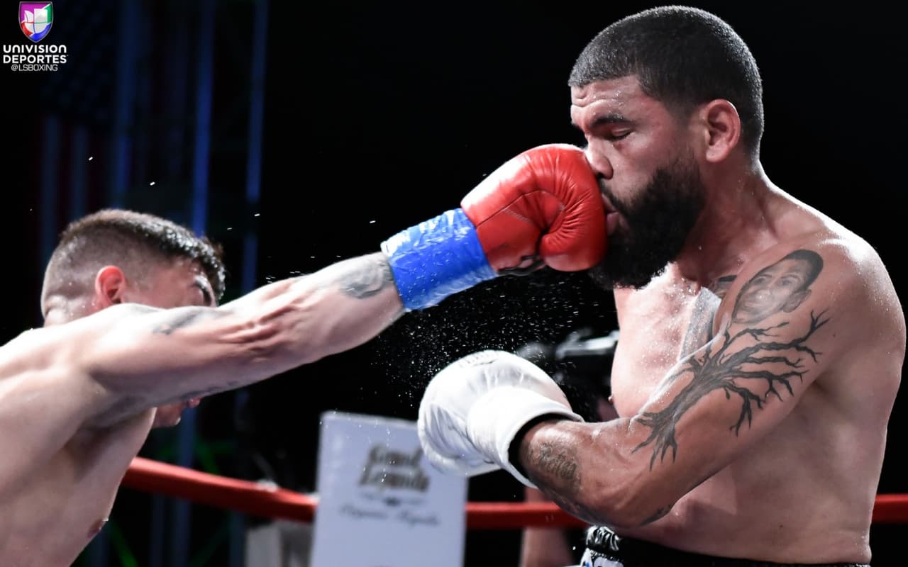 En la pelea coestelar, 'Juanma' López se llevó la contienda ante el argentino Cristian 'Piedrita' Miño por decisión unánime. El boricua tiró tres veces a su rival en lo que fue una gran exhibición del excampeón en dos divisiones diferentes.