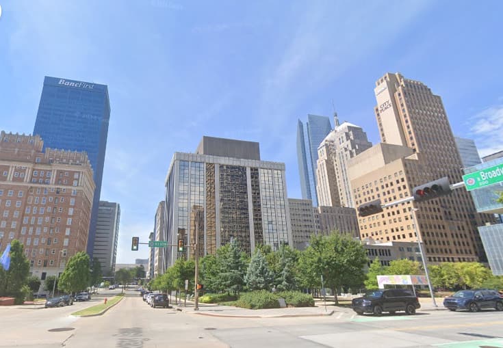 <b>Oklahoma City, Oklahoma</b>, enfrenta este peligro de movimiento lento, como en otras ciudades interiores. Los factores naturales subyacentes se suman a actividades humanas como la extracción de agua subterránea y la carga de infraestructura para hundir el terreno en el que se asienta Oklahoma City.