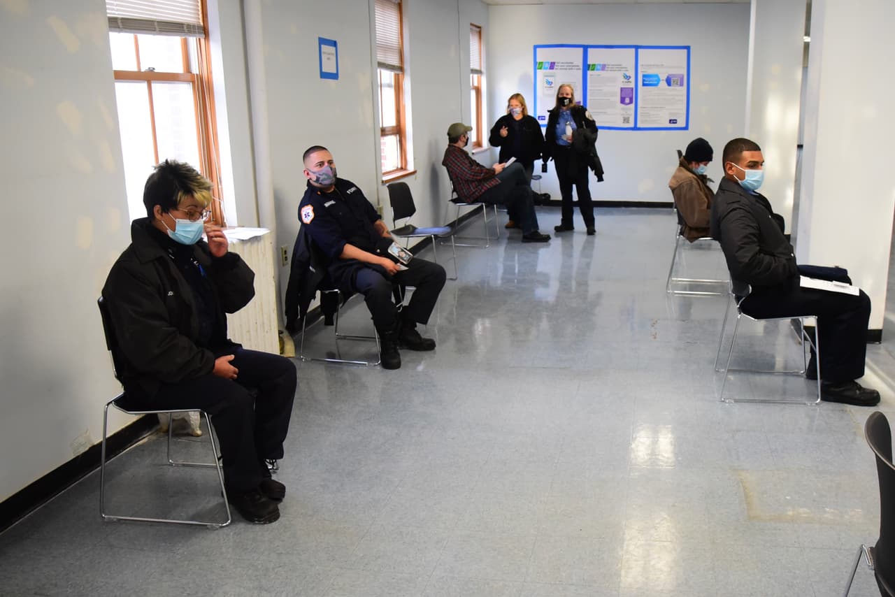 Aunque las vacunas no son obligatorias, se recomienda a los miembros que se inmunicen contra el coronairus. Se recomienda que incluso aquellos que tuvieron covid-19 y se recuperaron, o aquellos que tienen anticuerpos, sigan recibiendo la vacuna para prevenir la reinfección.