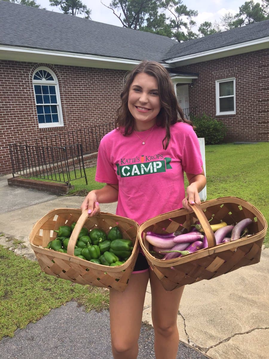 Para Katie es importante que los niños aprendan que la jardinería puede ser una forma divertida de asegurar comidas saludables y nutritivas. Hace cuatro años se convirtió en 
<b>la ganadora más joven del <i>Clinton Global Citizen Award</i></b>. En los últimos años, 
<a href="http://http://time.com/money/3646349/katie-stagliano/" target="_blank"><b>Katies Krops ha recaudado más de 300 mil dólares</b></a>
<b> para expandir y continuar con la misión de proveer a las familias más necesitadas. </b>