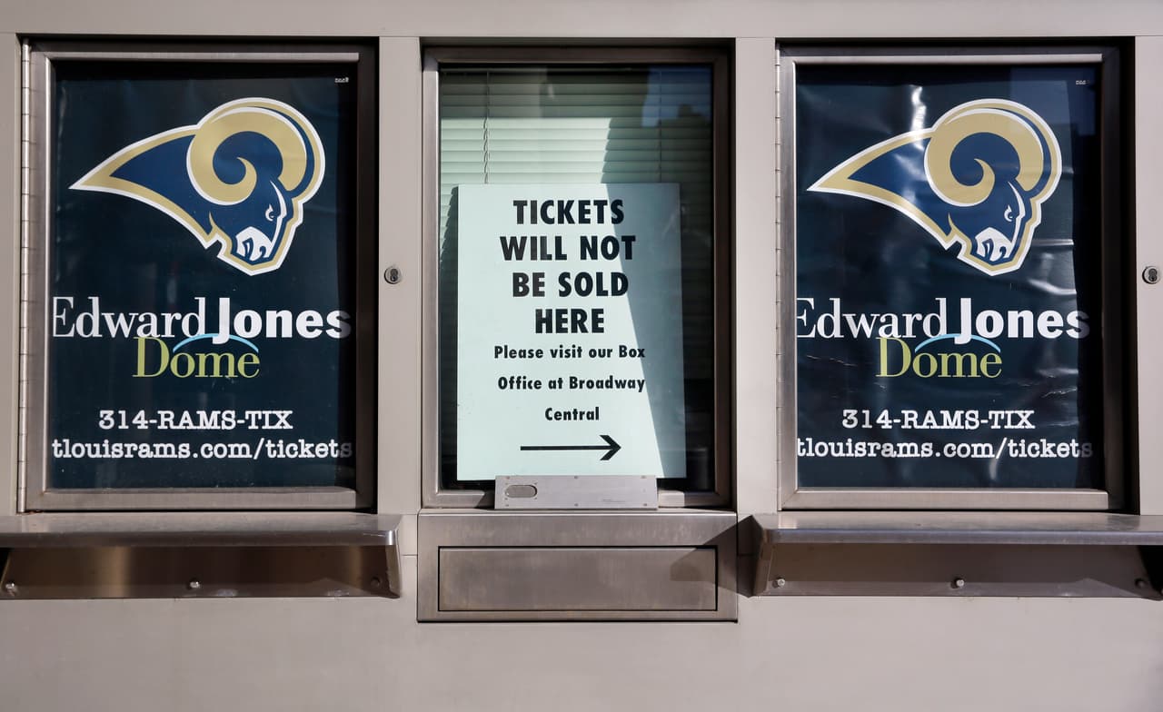 La ciudad de San Luis, Missouri se quedó sin equipo de la NFL por segunda ocasión desde 1988 cuando se fueron los Cardinals a Arizona, ahora estas son las fotografías de la desolación por la partida de los Rams a Los Angeles.