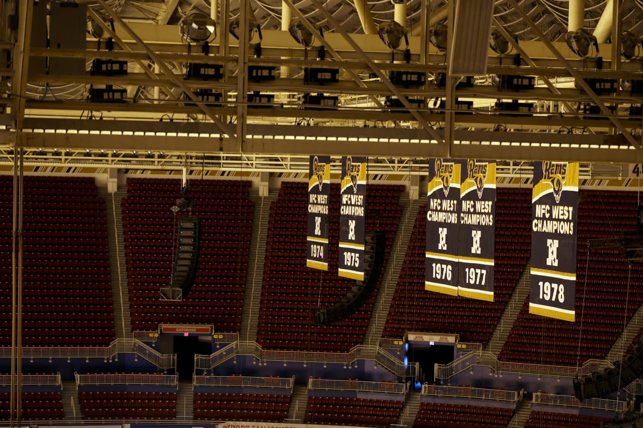 La ciudad de San Luis, Missouri se quedó sin equipo de la NFL por segunda ocasión desde 1988 cuando se fueron los Cardinals a Arizona, ahora estas son las fotografías de la desolación por la partida de los Rams a Los Angeles.
