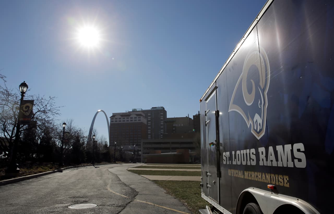La ciudad de San Luis, Missouri se quedó sin equipo de la NFL por segunda ocasión desde 1988 cuando se fueron los Cardinals a Arizona, ahora estas son las fotografías de la desolación por la partida de los Rams a Los Angeles.