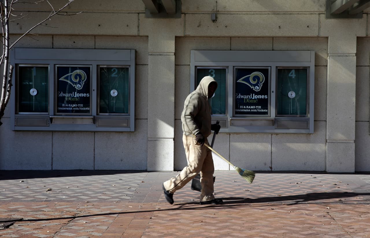 La ciudad de San Luis, Missouri se quedó sin equipo de la NFL por segunda ocasión desde 1988 cuando se fueron los Cardinals a Arizona, ahora estas son las fotografías de la desolación por la partida de los Rams a Los Angeles.