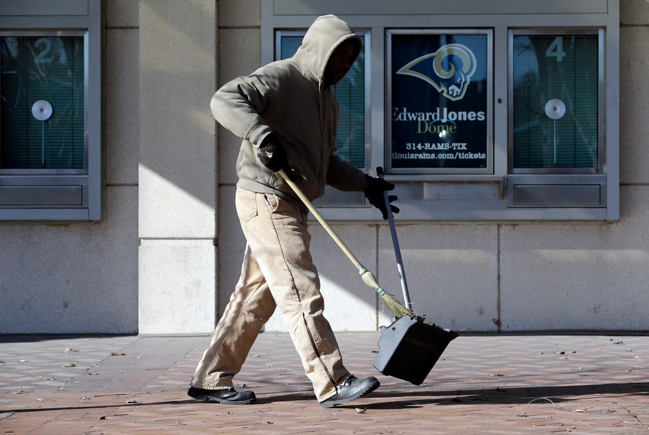 La ciudad de San Luis, Missouri se quedó sin equipo de la NFL por segunda ocasión desde 1988 cuando se fueron los Cardinals a Arizona, ahora estas son las fotografías de la desolación por la partida de los Rams a Los Angeles.