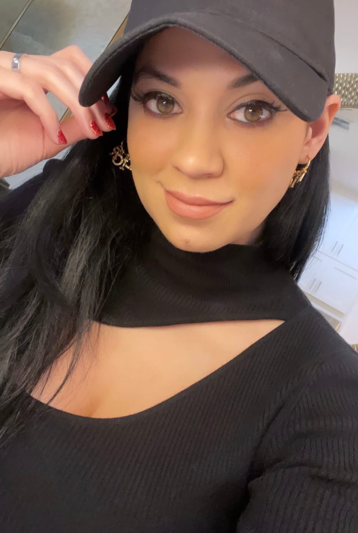 Hasta hace ver una simple gorra, como un accesorio de moda indispensable para salir en un día casual.