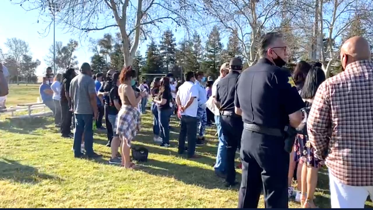 Miembros de la 
<b><a href="https://www.facebook.com/FresnoPoliceDepartment" target="_blank">Policía de Fresno </a></b>asistieron a la vigilia en memoria de Lorenzo Pérez. Y dijeron sentirse orgullosos del apoyo y solidaridad de la comunidad con la familia.