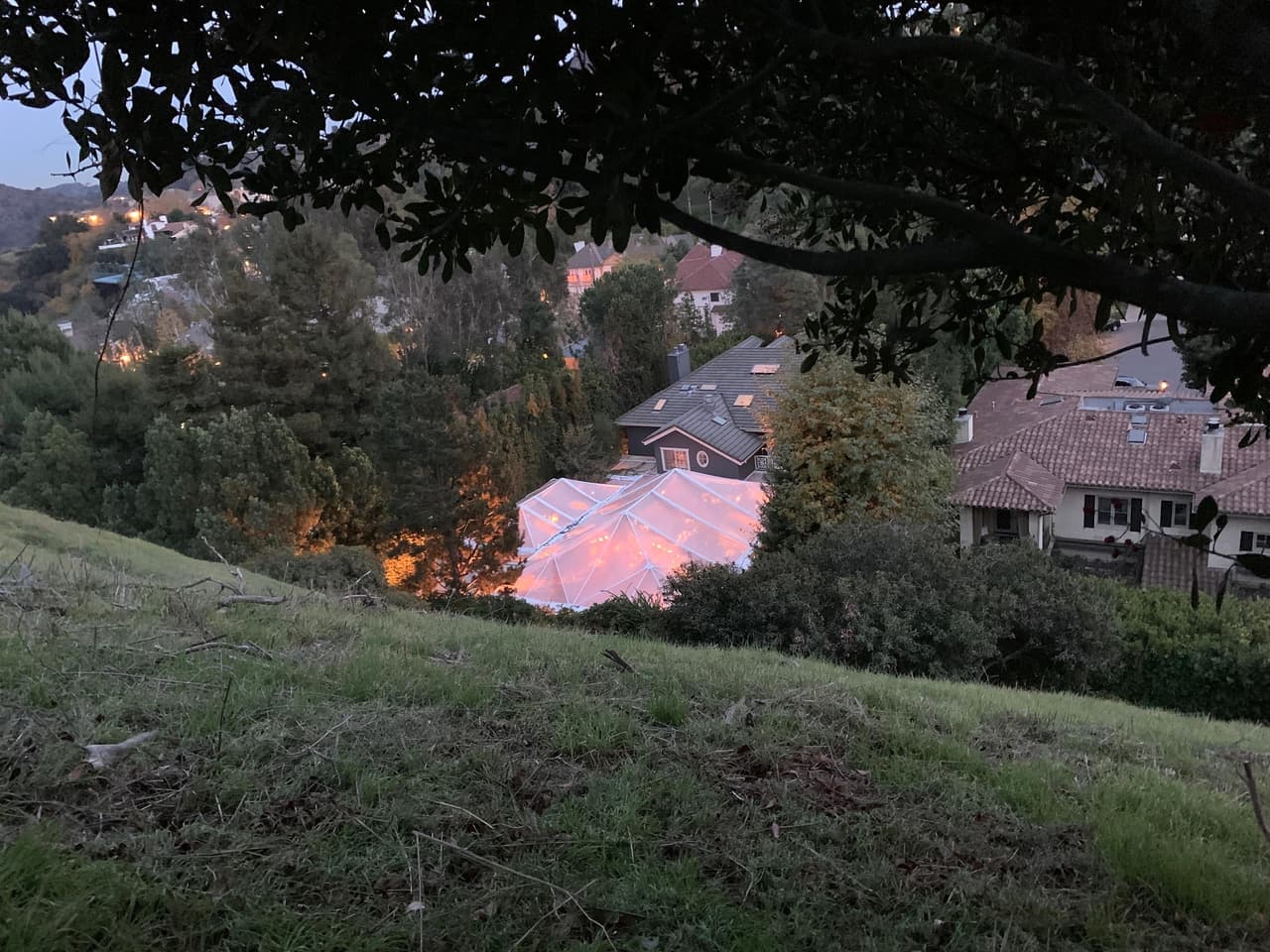 La boda se llevó a cabo en la residencia familiar y el festejo fue en el jardín trasero (en la foto). Según una fuente de 
<b><a href="https://people.com/tv/hilary-duff-marries-matthew-koma/" target="_blank">People</a></b>, se trató de una ceremonia "discreta".