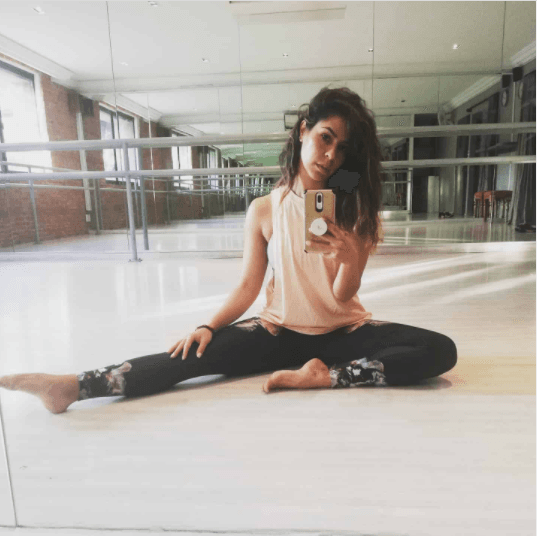 Por si lo anterior no fuera suficiente, la sobrina de Cynthia Klitbo se desarrolla como entrenadora de un gimnasio en la Ciudad de México especializado en un método llamado ANS.