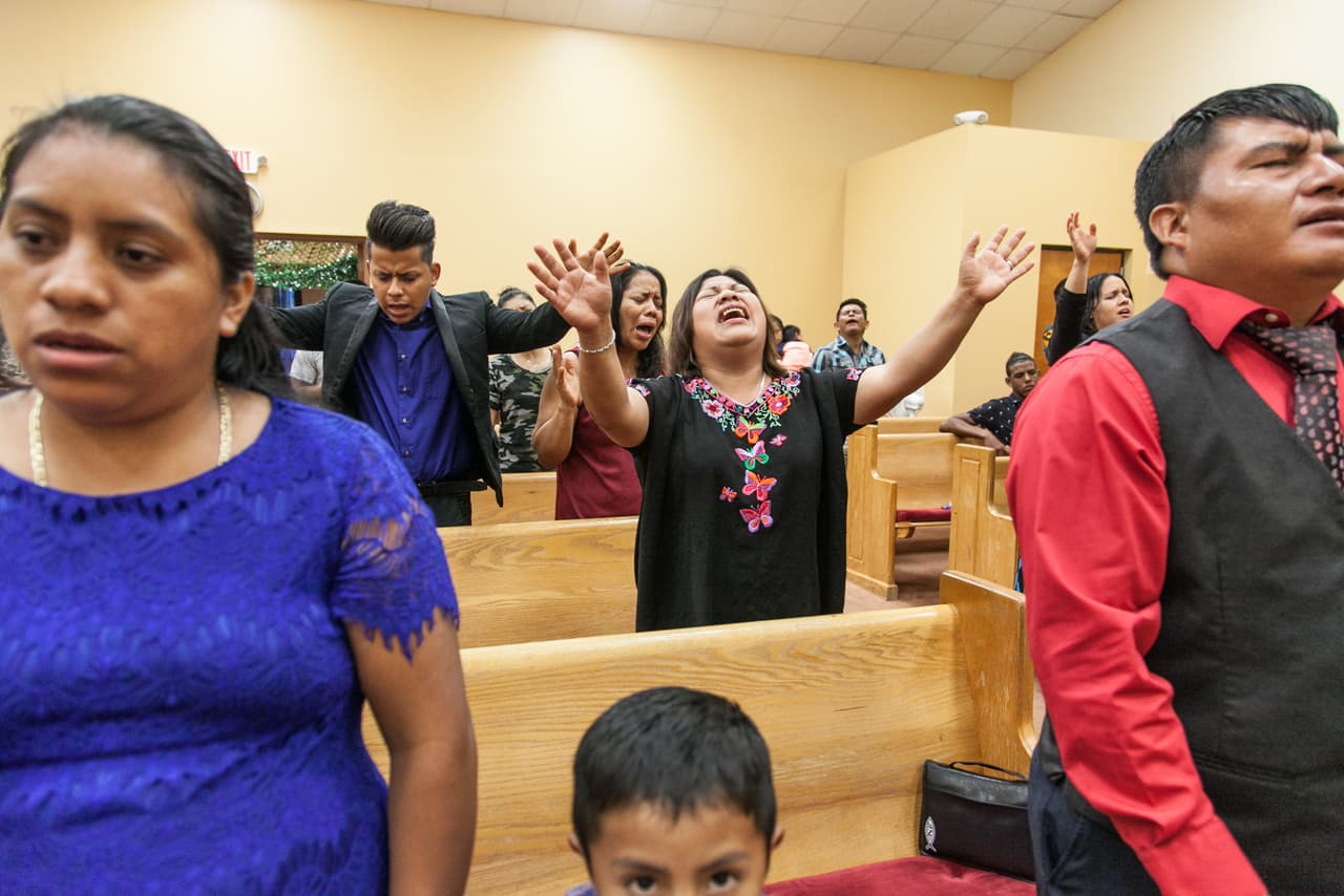 Maty va a la iglesia tres ó cuatro veces a la semana.
