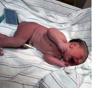 La llegada de la segunda hija de Régulo Caro no solo fue compartida por el cantante, sino también por su hija Elizabeth Caro, su hija mayor.