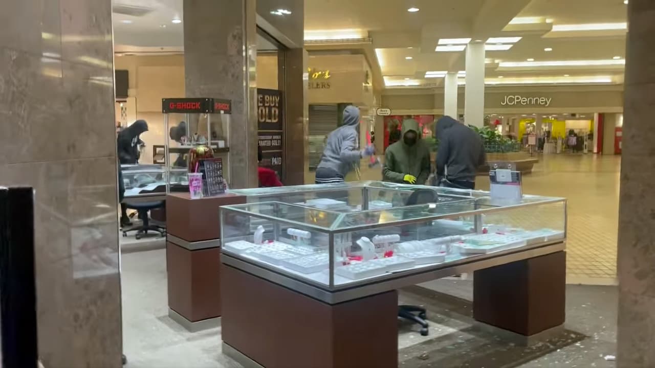 Robo masivo en joyería de Merced: por lo menos 15 hombres sustraen a martillazos su botín 