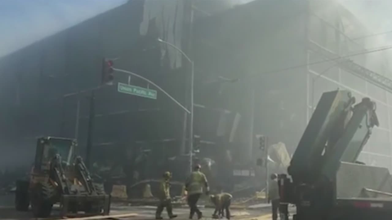 Ceniza, malos olores y pérdidas económicas: así está Boyle Heights tras un mes del incendio