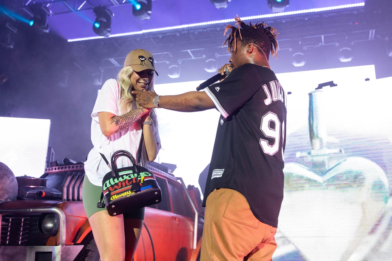 Hablando en su nombre, agregó lo siguiente: "Quiere que todos sepan que necesitan tomar cualquier cosa negativa [...] y cambiar eso por una situación positiva".